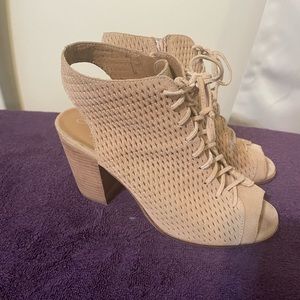 Arturo Change beige open toed beige shoes
